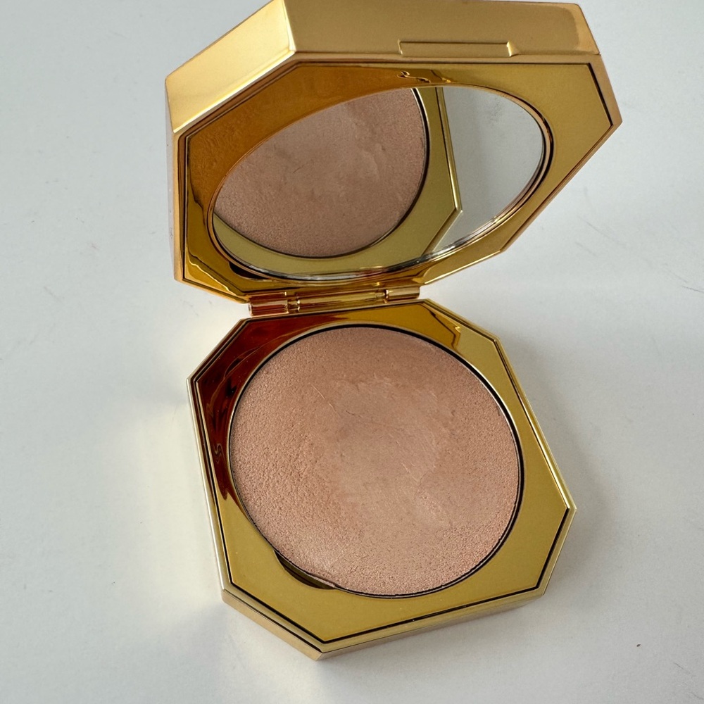 Carolina Herrera Fabulous Skin Highlighter - Cream To Powder
